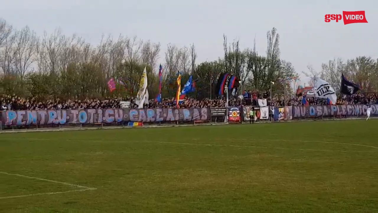 Marius Lăcătuș, sărbătorit de ultrașii Stelei la derby în Liga 4