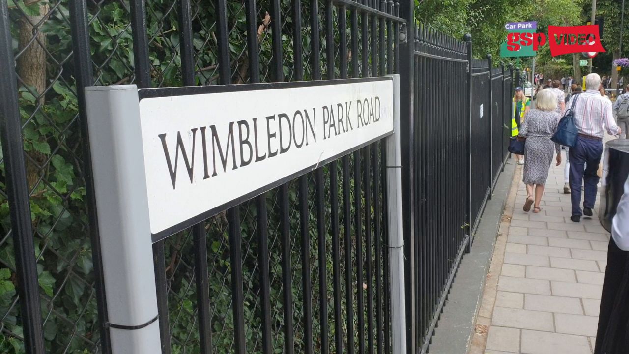 Fanii englezi în drum spre All England Club, unde se va disputa finala de la Wimbledon, Simona Halep vs. Serena Williams