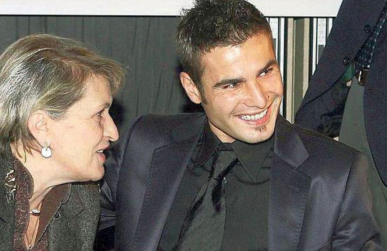  Mutu a povestit două întâmplări amuzante cu mama lui: „Jucam la Inter, a venit la mine și a adus și zacuscă, dar s-au spart borcanele și mirosea în tot aeroportul”